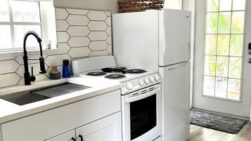 Fridge, microwave, stovetop, dishwasher