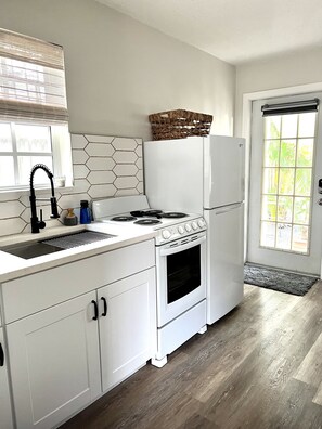 Fridge, microwave, stovetop, dishwasher