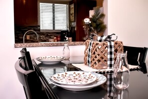 Familien-Ferienhaus | Essbereich im Zimmer