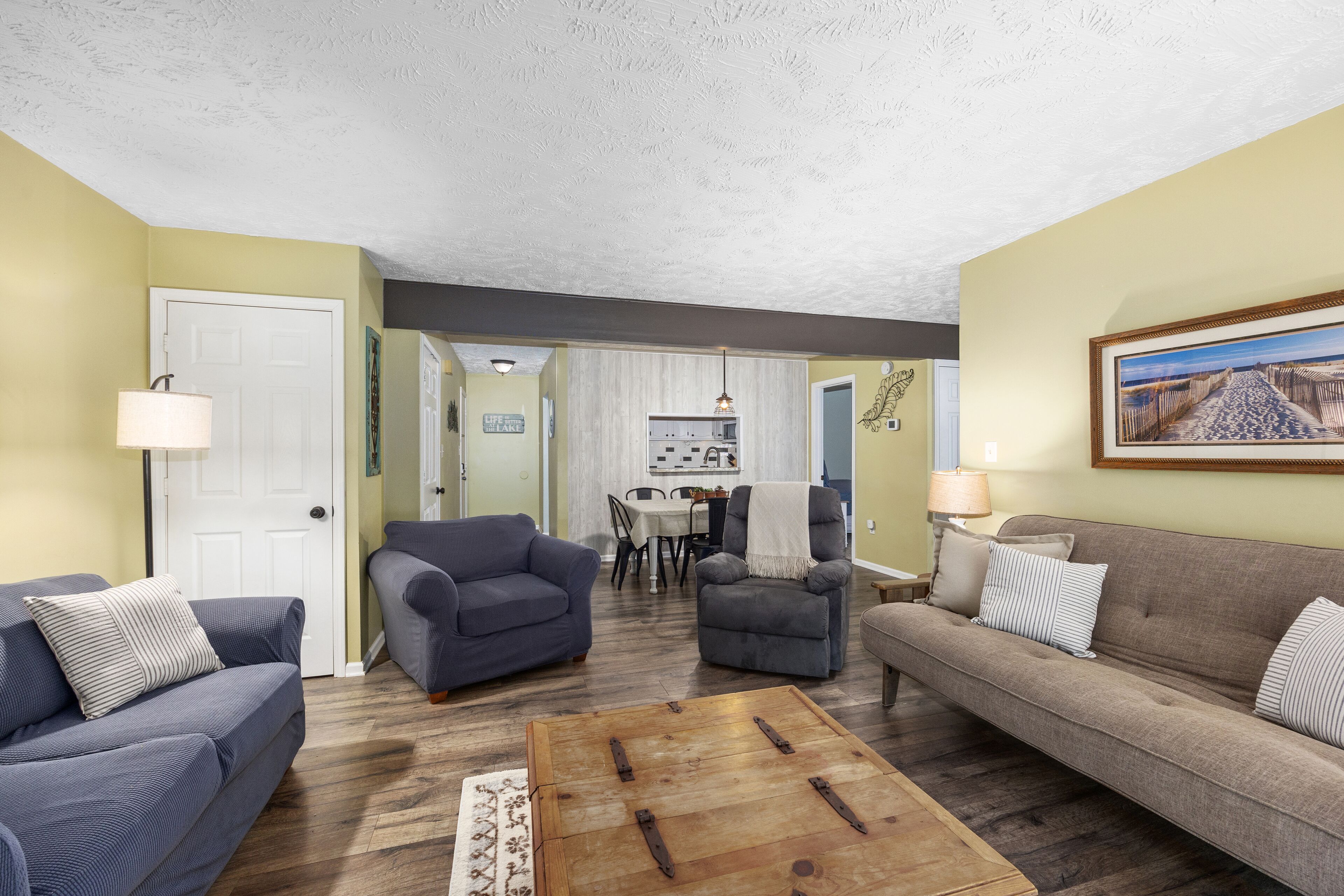 Familie cottage | Woonruimte | Een flatscreentelevisie en streamingdiensten