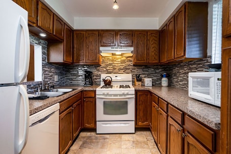 Family Cottage | Private kitchen | Full-size fridge, microwave, oven, stovetop
