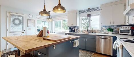 Refrigerador, microondas, horno y parrilla de estufa