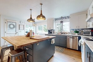 Fridge, microwave, oven, stovetop - Large, dog-friendly home w/WiFi, fenced yard, fireplaces & gorgeous water view (Freeland)