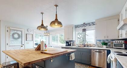 Large, dog-friendly home w/WiFi, fenced yard, fireplaces & gorgeous water view