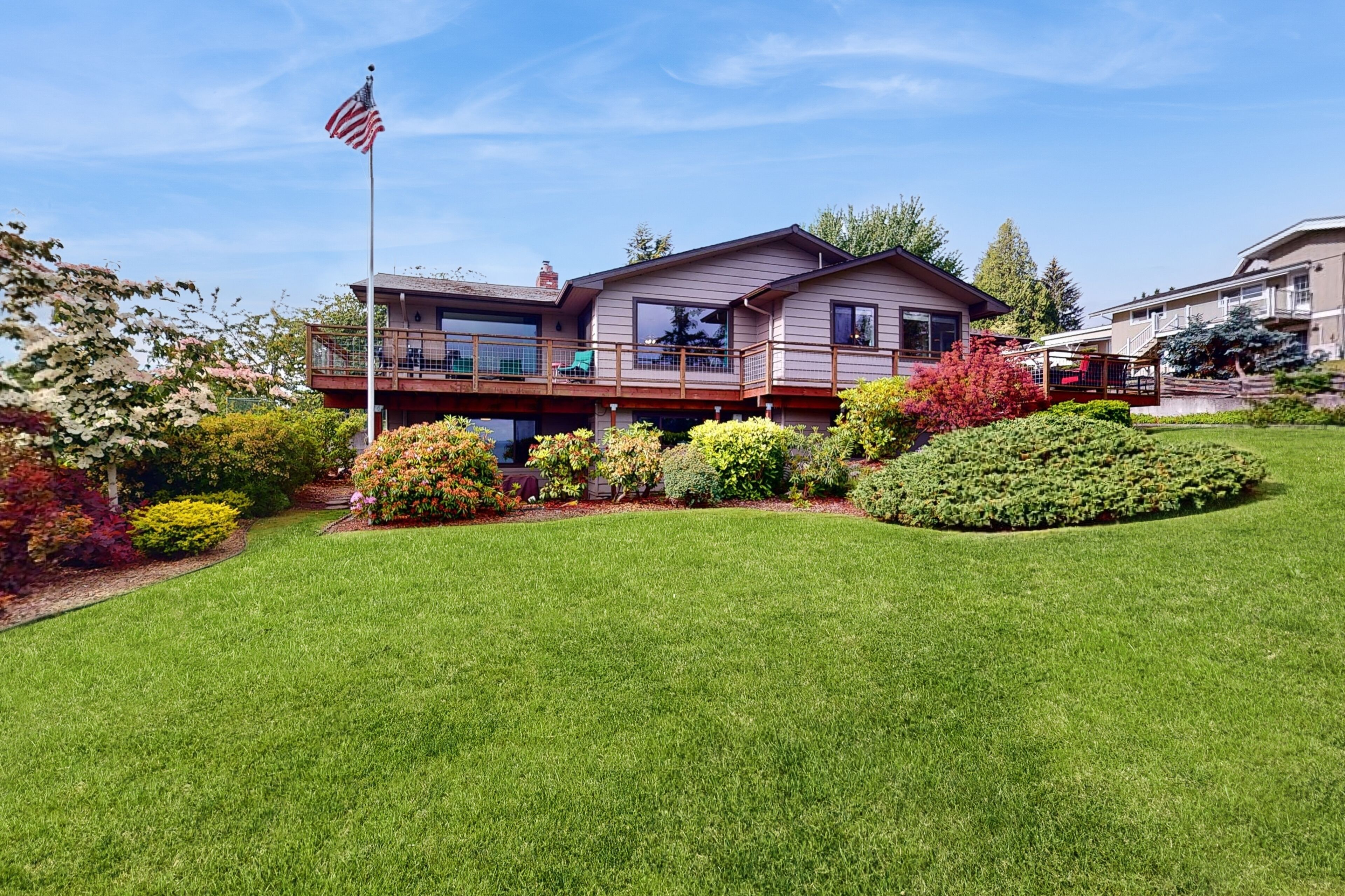 Large, dog-friendly home w/WiFi, fenced yard, fireplaces & gorgeous water view
