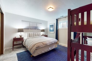 5 bedrooms, iron/ironing board, WiFi, bed sheets - Large, dog-friendly home w/WiFi, fenced yard, fireplaces & gorgeous water view (Freeland)