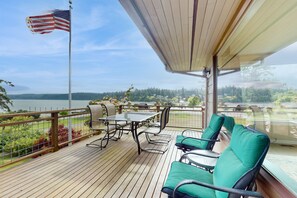 Outdoor dining - Large, dog-friendly home w/WiFi, fenced yard, fireplaces & gorgeous water view (Freeland)