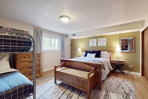 5 bedrooms, iron/ironing board, WiFi, bed sheets