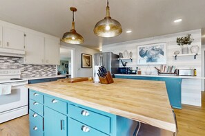 Fridge, microwave, oven, stovetop - Large, dog-friendly home w/WiFi, fenced yard, fireplaces & gorgeous water view (Freeland)