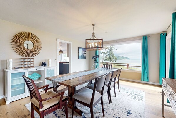 Dining - Large, dog-friendly home w/WiFi, fenced yard, fireplaces & gorgeous water view (Freeland)