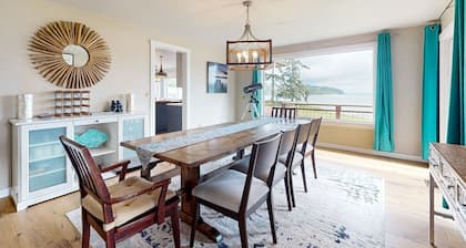 Large, dog-friendly home w/WiFi, fenced yard, fireplaces & gorgeous water view