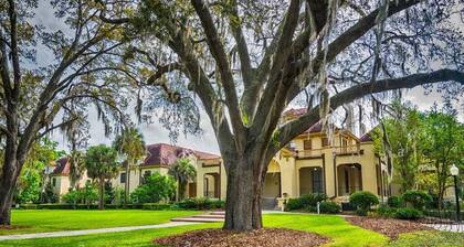 The Floridian. Newly Built Dreamhome, Central