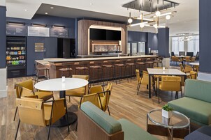 供应早餐、午餐和晚餐