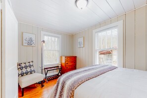 2 bedrooms, desk, iron/ironing board, WiFi