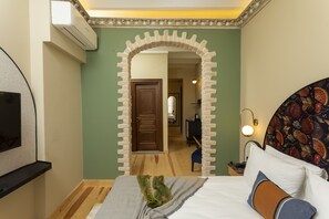 Kamar Triple Deluks | Seprai Frette Italia, seprai premium, minibar, dan brankas