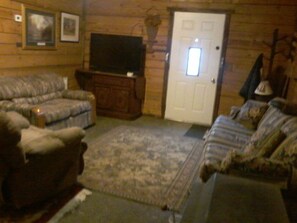 Televisio, DVD-soitin, kirjoja, videokirjasto