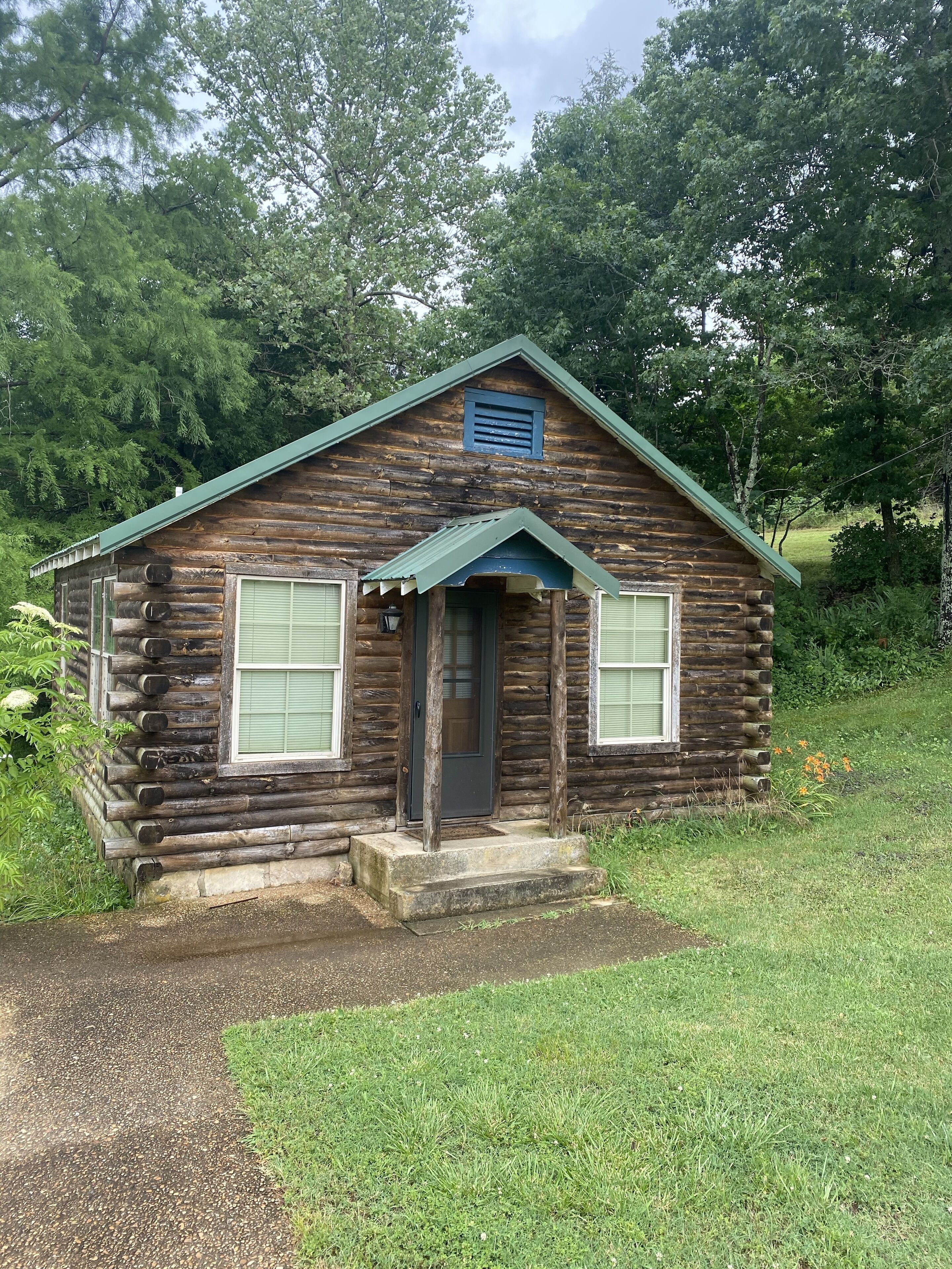 Blue Clouds Ozarks Resort - The Log Cabin/ Honeymoon Suite