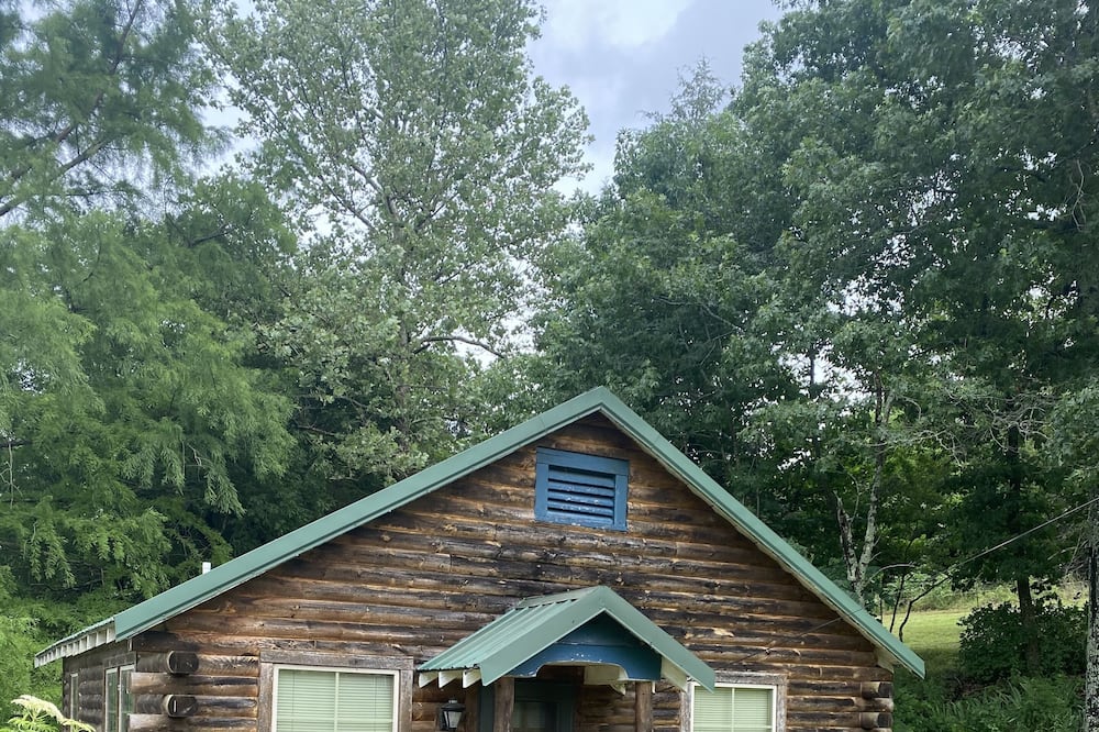 Blue Clouds Ozarks Resort - The Log Cabin/ Honeymoon Suite