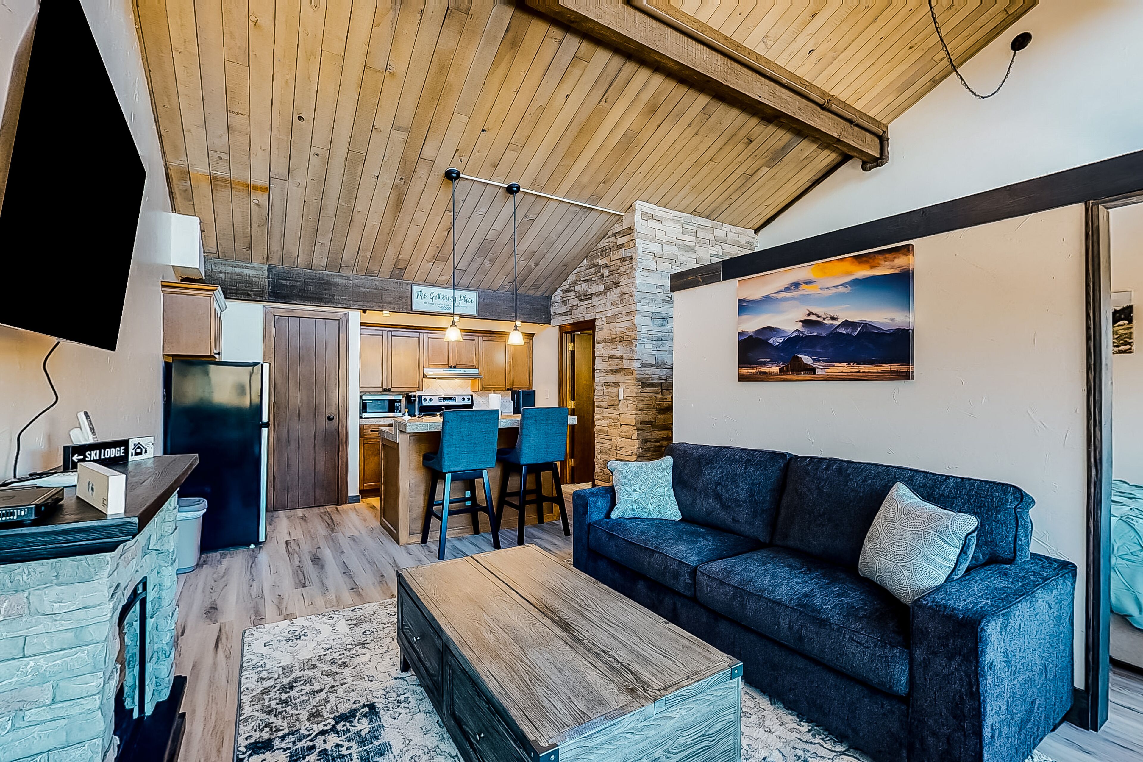 Third-floor condo w/WiFi, electric fireplace, shared pools, & mountain views