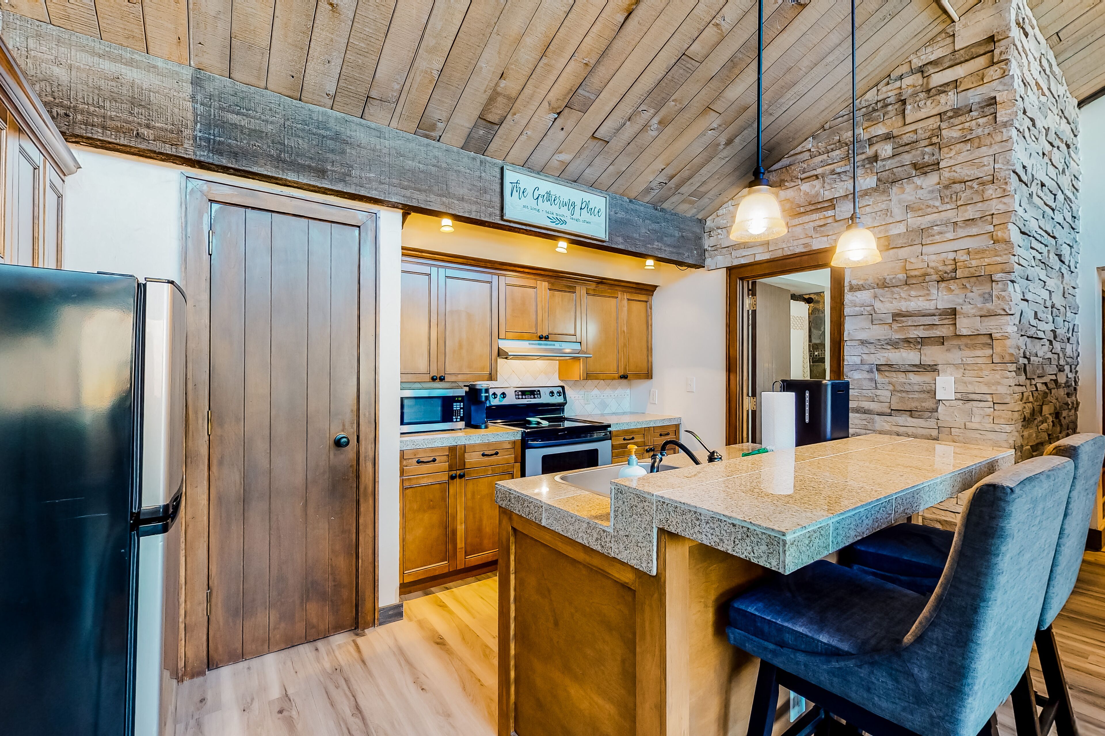 Third-floor condo w/WiFi, electric fireplace, shared pools, & mountain views