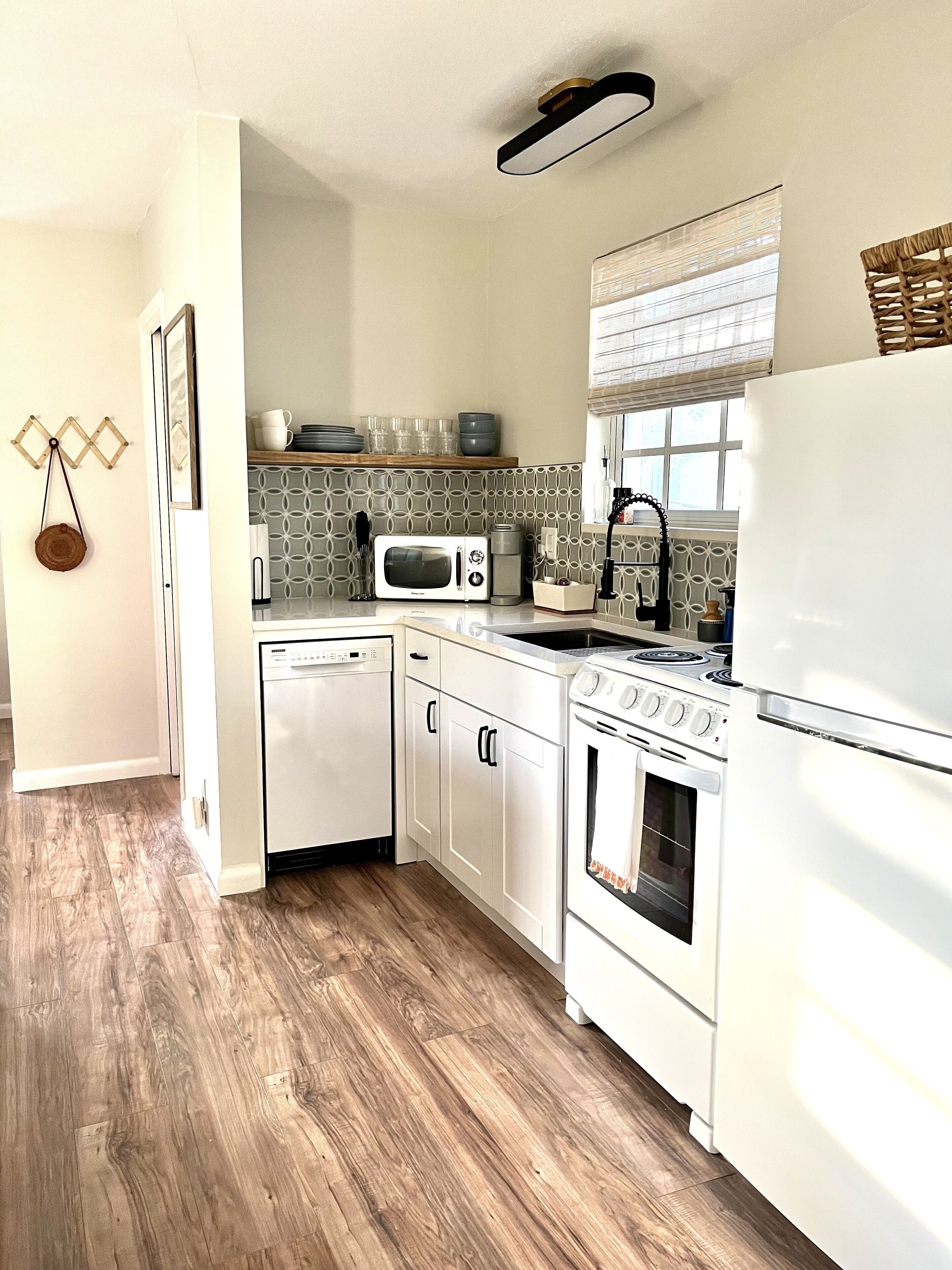 Kjøleskap, mikrobølgeovn, ovn og kokeplater