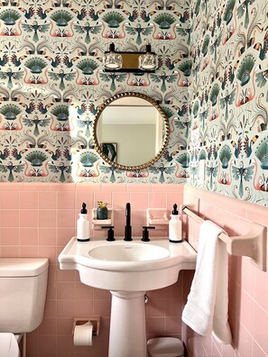 Een douche, een haardroger, handdoeken, zeep
