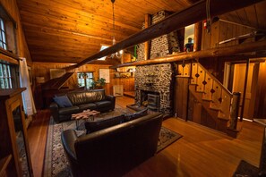 Living area - Willow Creek Lodge Log home on Private wooded lot (Seattle)