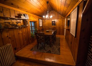 Dining - Willow Creek Lodge Log home on Private wooded lot (Seattle)