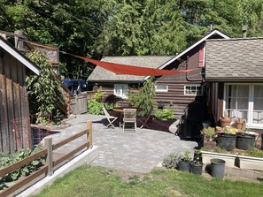 Outdoor dining - Willow Creek Lodge Log home on Private wooded lot (Seattle)
