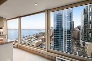 Interior - Modern escape with amazing views, pool/hot tub access, & sound system - Dogs OK (Seattle)