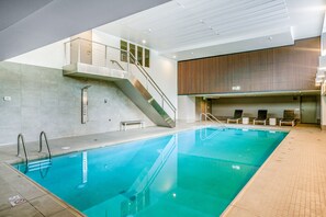 Indoor pool, a heated pool - Modern escape with amazing views, pool/hot tub access, & sound system - Dogs OK (Seattle)
