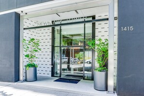 Exterior detail - Modern escape with amazing views, pool/hot tub access, & sound system - Dogs OK (Seattle)