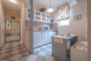 Refrigerador, microondas, cafetera y tetera y tetera eléctrica 