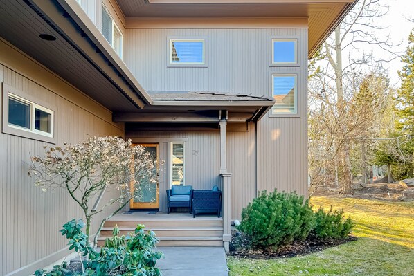 Exterior - Adorable Bend townhome with ideal location, kitchenette & central AC (Bend)