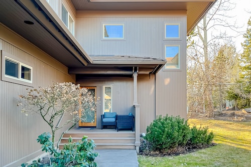 Adorable Bend townhome with ideal location, kitchenette & central AC