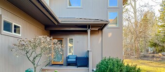 Adorable Bend townhome with ideal location, kitchenette & central AC