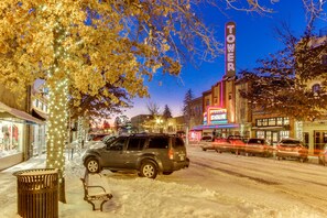 Property grounds - Adorable Bend townhome with ideal location, kitchenette & central AC (Bend)