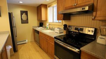 Condo (PB Feb 27th-Mar 6th, 2Mac, Lincoln) | Exterior