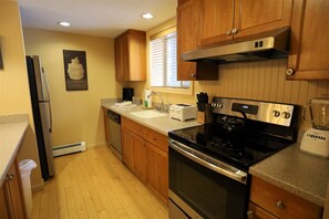 Condo (PB Feb 27th-Mar 6th, 2Mac, Lincoln) | Exterior