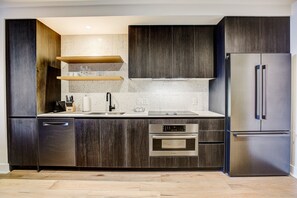 Refrigerador, microondas, horno y parrilla de estufa 