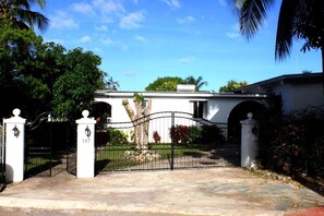 المنطقة المحيطة بالمنشأة