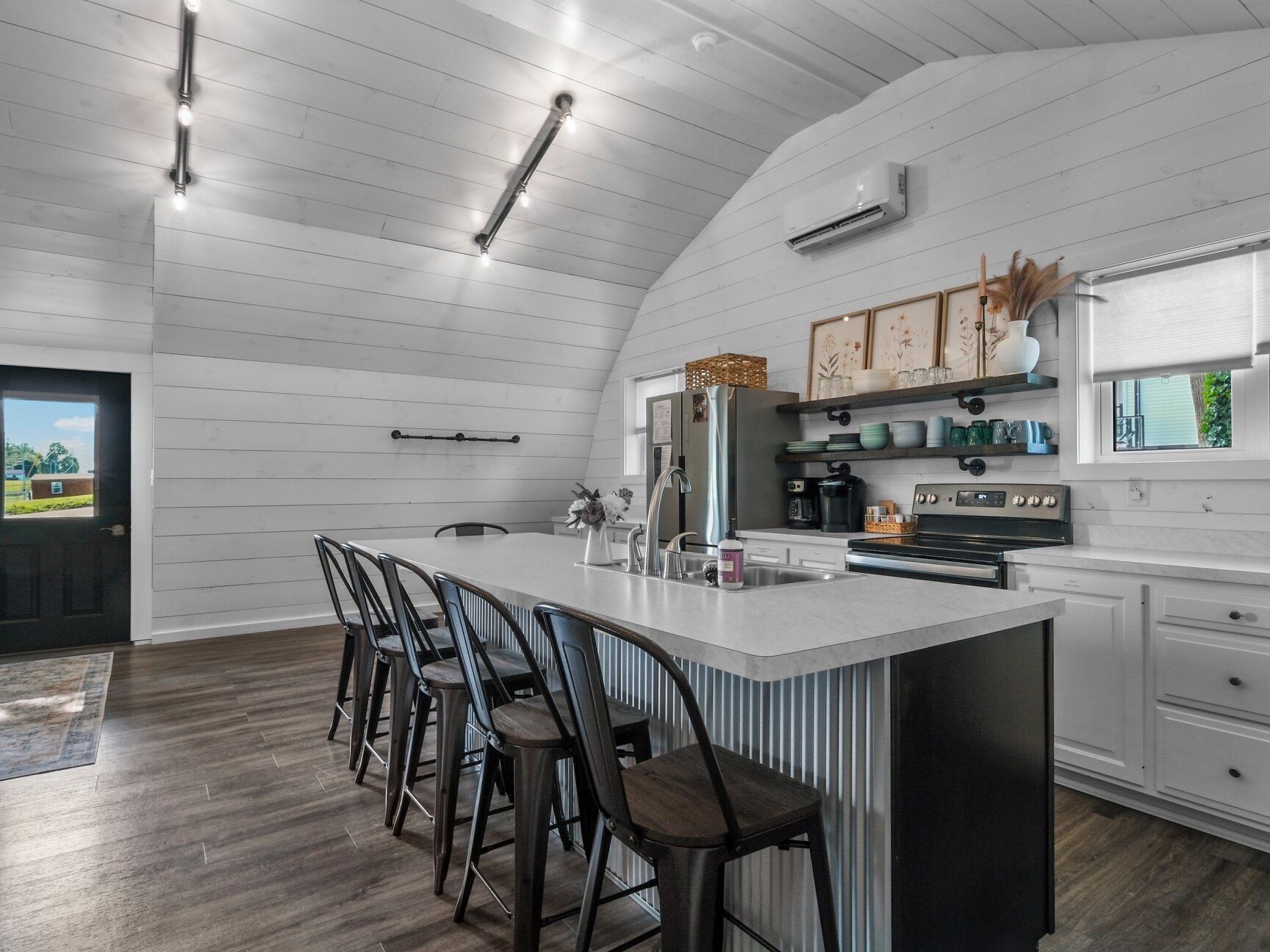 Réfrigérateur, four à micro-ondes, un four, surface de cuisson