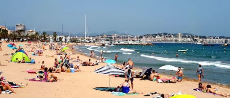 Una spiaggia nelle vicinanze