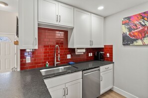 Fridge, microwave, oven, stovetop - Lovely, fully remodeled getaway near Purgatory with fireplace, balcony, & patio (Durango)