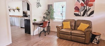 Easy access to downtown, airport, West Ashley and more. Clean and Cozy!