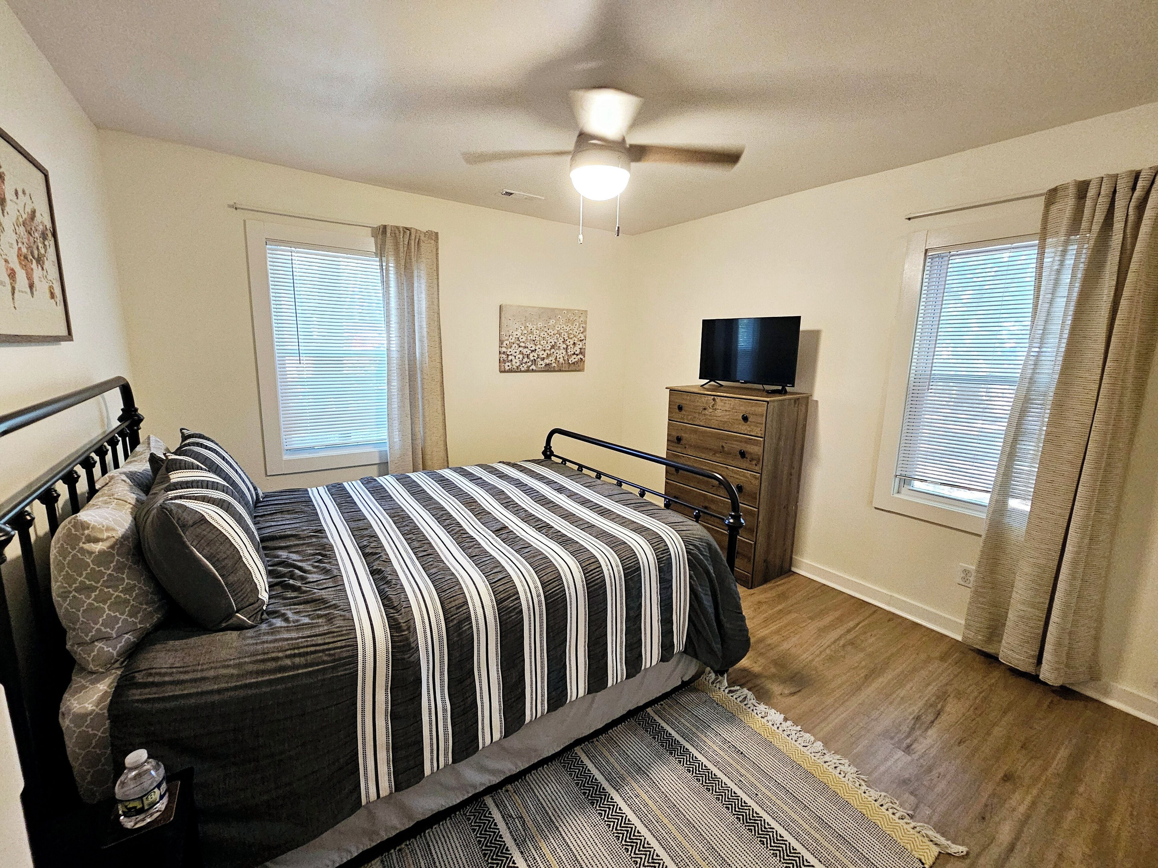 2 slaapkamers, een bureau, een strijkplank/strijkijzer, gratis wifi