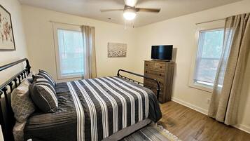 2 slaapkamers, een bureau, een strijkplank/strijkijzer, gratis wifi