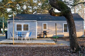 Outdoor dining - Madrona's Guesthouse (North Charleston)