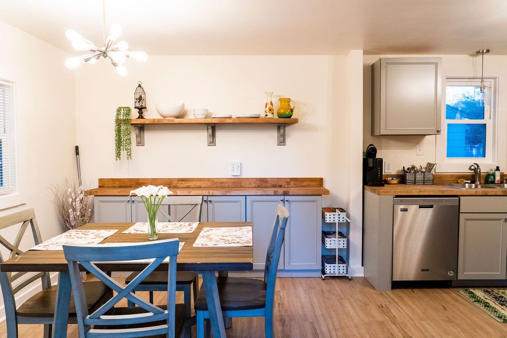 Cozy, clean and conveniently located to all things Charleston! Pets OK, fenced.