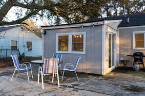 Outdoor dining - Madrona's Guesthouse (North Charleston)